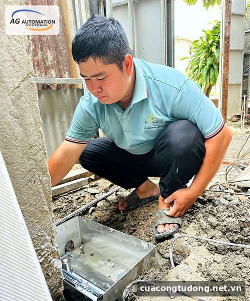 Kỹ thuật cân chỉnh đế âm sàn FAAC sát chân trụ cổng