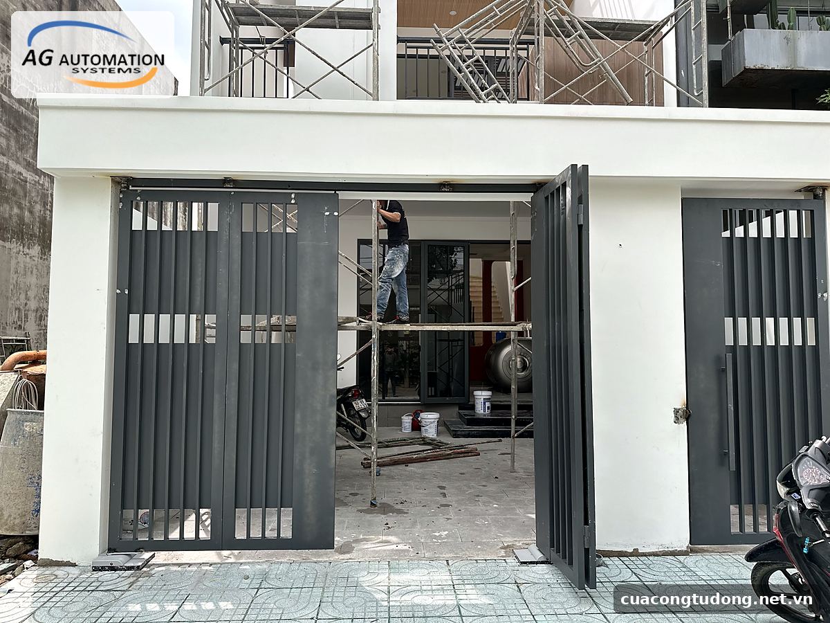 Cổng 4 cánh xếp dùng motor âm sàn tại Biên Hòa