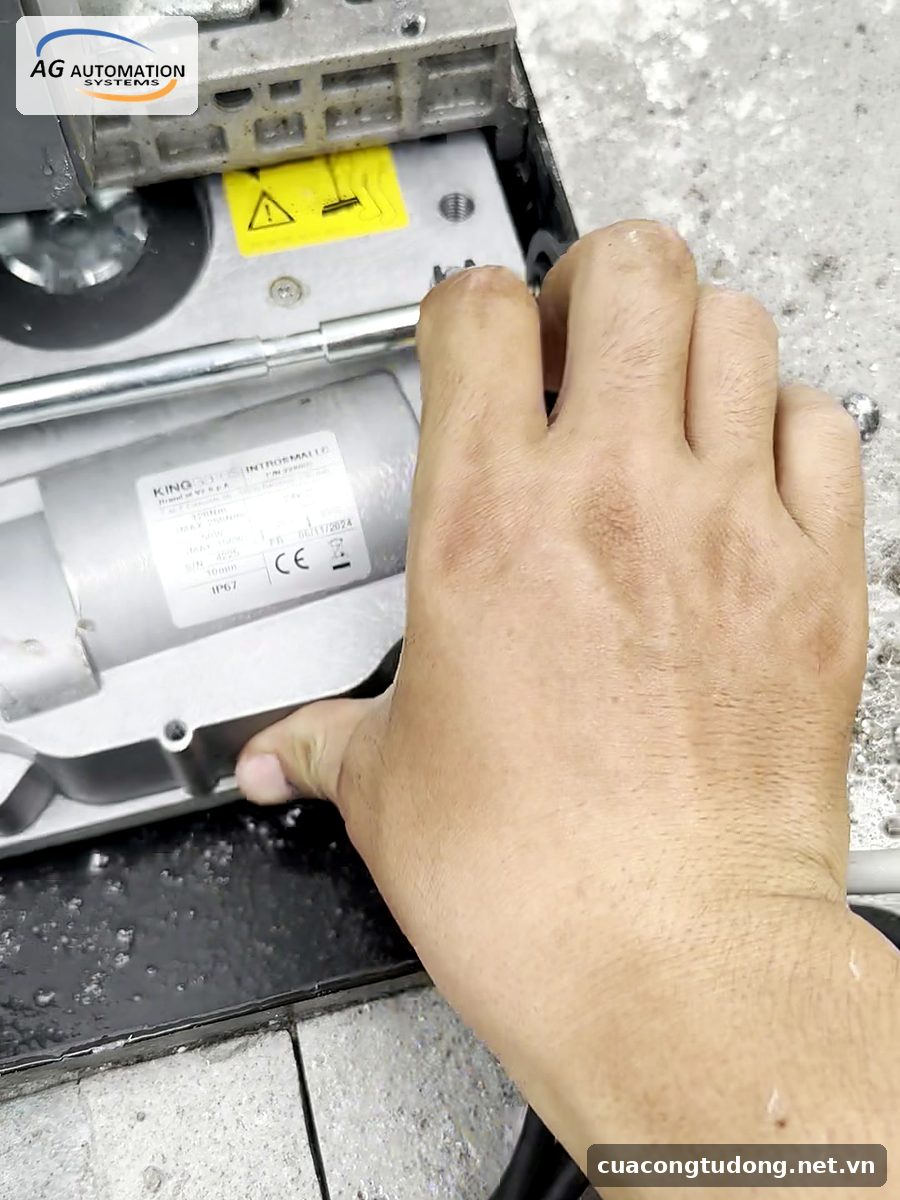 Kỹ thuật AG đặt motor âm sàn KINGgates vào hộp