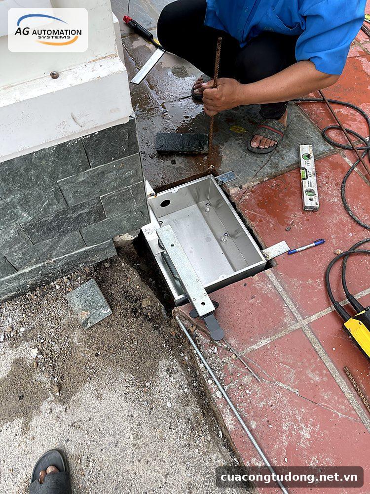 Kỹ thuật AG đặt hộp âm sàn dưới chân cổng